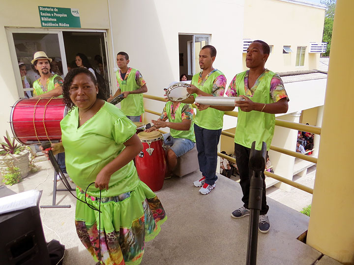 Grupo-Coco-de-Dona-Selma-se-apresenta-no-HCP-001.jpg