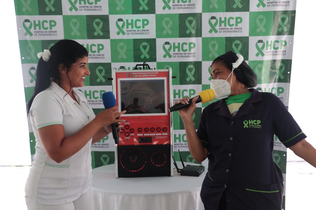 Colaboradoras cantam em karaokê na comoração de 77 anos do HCP