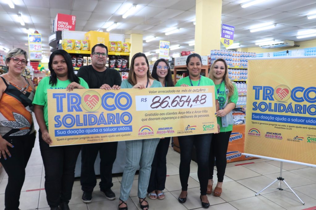 Arco-Mix entrega cheque do Troco Solidário