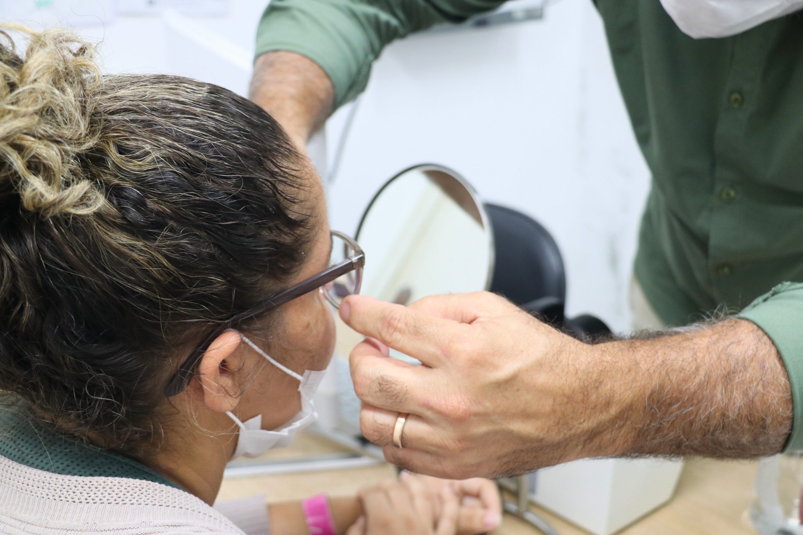 Por Todos os Olhares: pacientes recebem óculos de grau gratuitos